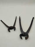 Tenazas de carpintero para quitar clavos de alta calidad, diseño robusto y acabado antiguo, ideales para decoración vintage en hogar y jardín.