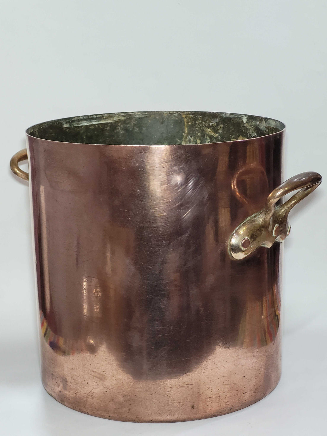 Olla de cocina francesa de cobre vista frontal con asas