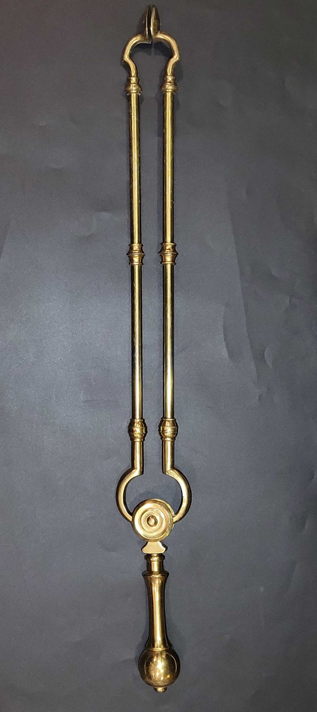 Esta pinza de chimenea fabricada en bronce en los años 70 es perfecta para quienes aman los accesorios de estilo retro. 