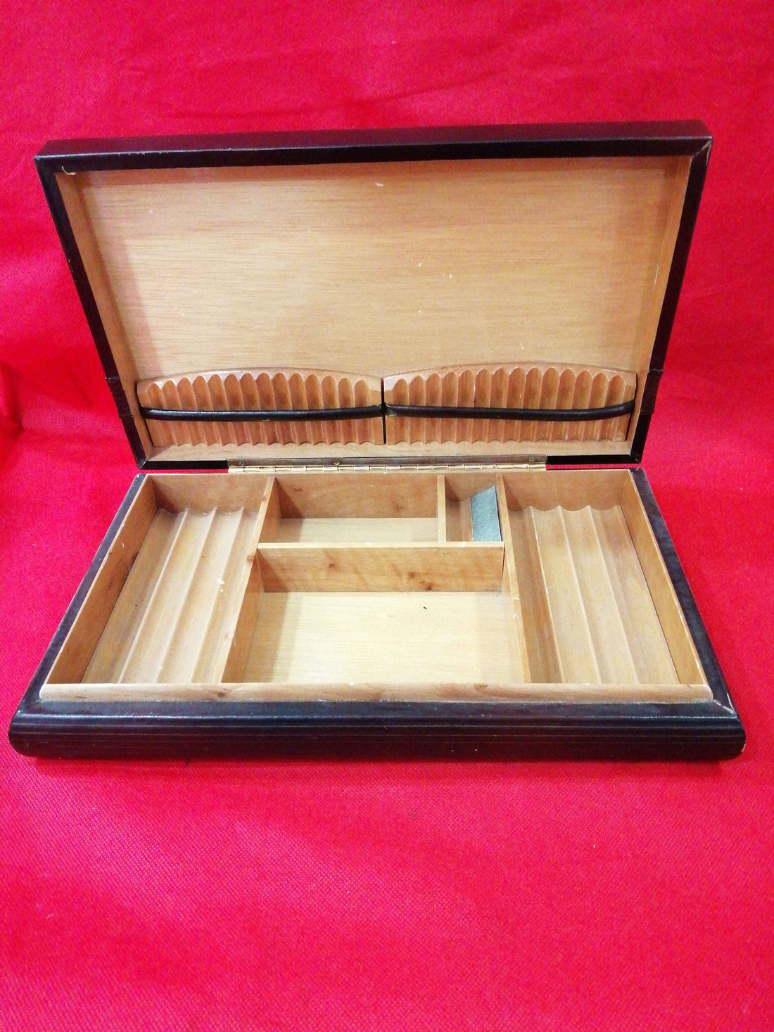 Caja de cigarros de cuero con función de mesa central, interior de madera con compartimentos organizadores, ideal para decoración de lujo.