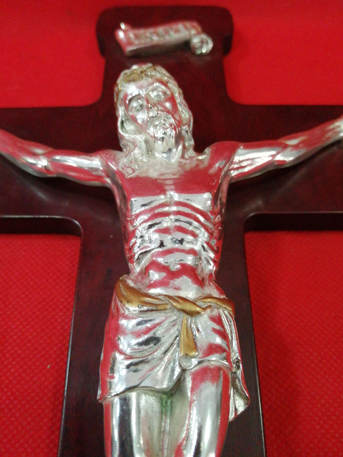 Crucifijo de madera, símbolo de fe y tradición - Calidad Excelente, con figura metálica de Cristo sobre fondo rojo. Ideal para decoración religiosa.
