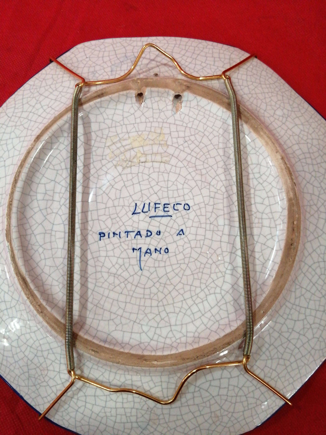 Plato de cerámica Lufeco pintado a mano con diseño floral y borde octogonal, ideal para decoración vintage en el hogar. Excelente calidad artesanal.