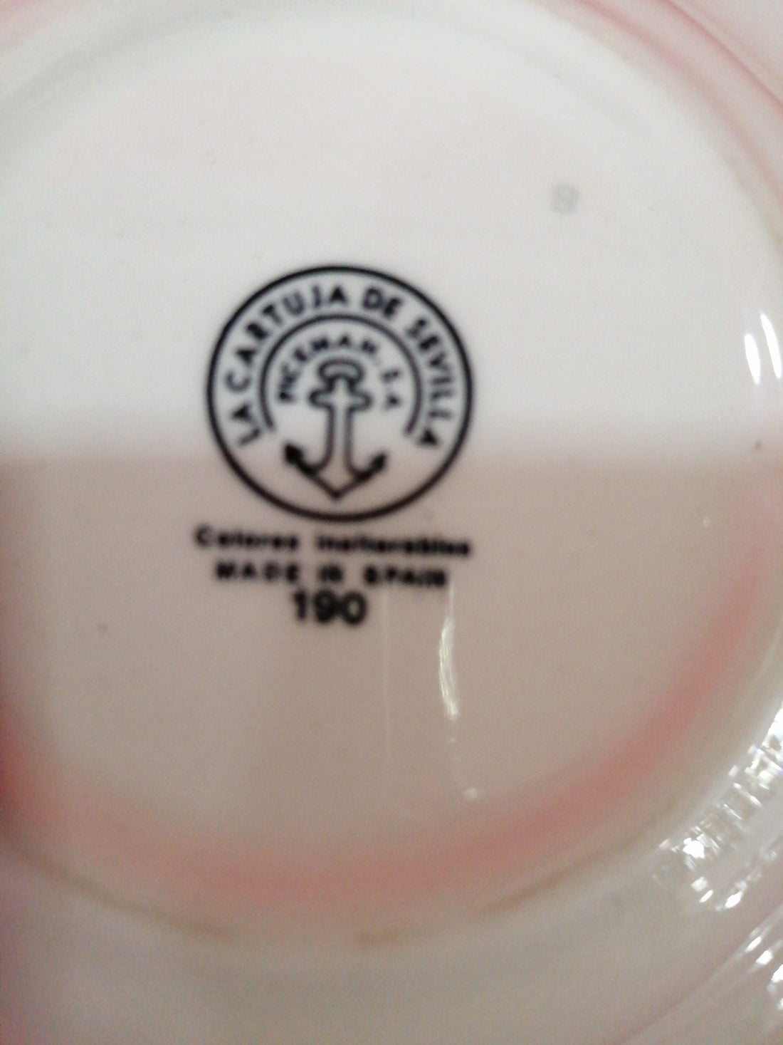 Cenicero de porcelana de La Cartuja con diseño clásico en blanco y negro, decorado con paisajes y detalles vintage, ideal para decoración.