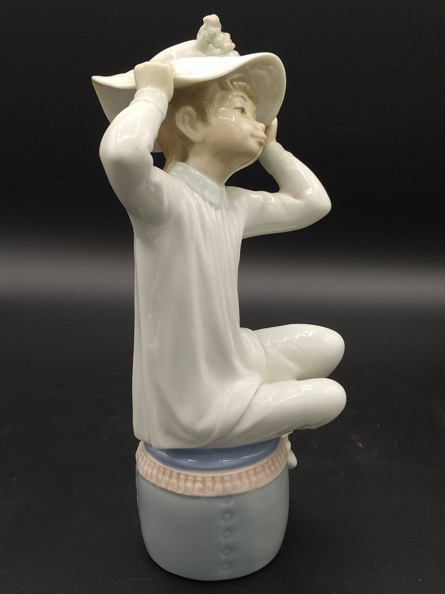 Figura de porcelana Lladró "Chica con gorro" – delicadeza - Cositas Antiguas – La Guadaña, Anticuarios Online en Jerez , vender antigüedades, muebles antiguos
