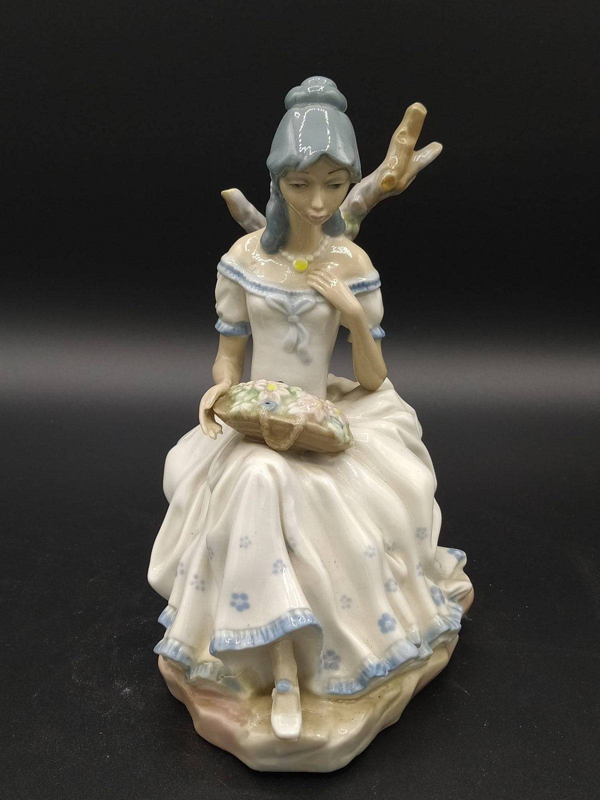 Figura de porcelana Casades | Mujer con Flores - Cositas Antiguas – La Guadaña, Anticuarios Online en Jerez , vender antigüedades, muebles antiguos