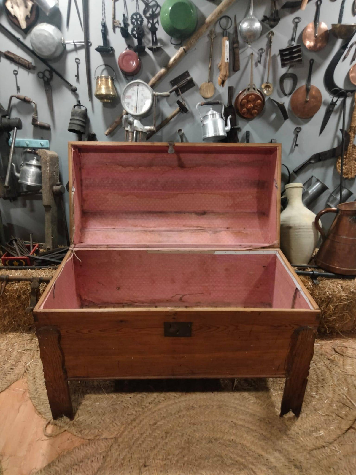Baúl Antiguo de Madera de Pino de los Ajuares de Novia - Cositas Antiguas – La Guadaña, Anticuarios Online en Jerez , vender antigüedades, muebles antiguos