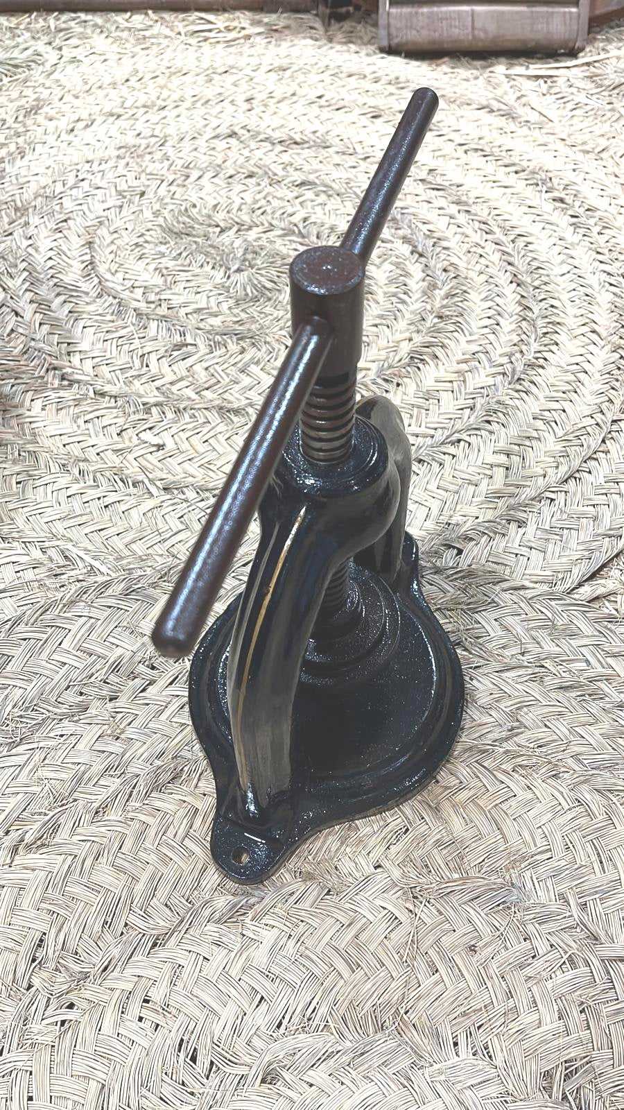 Esta pieza única, con un diseño exquisito y una historia fascinante, es perfecta para coleccionistas exigentes y amantes de lo vintage. 