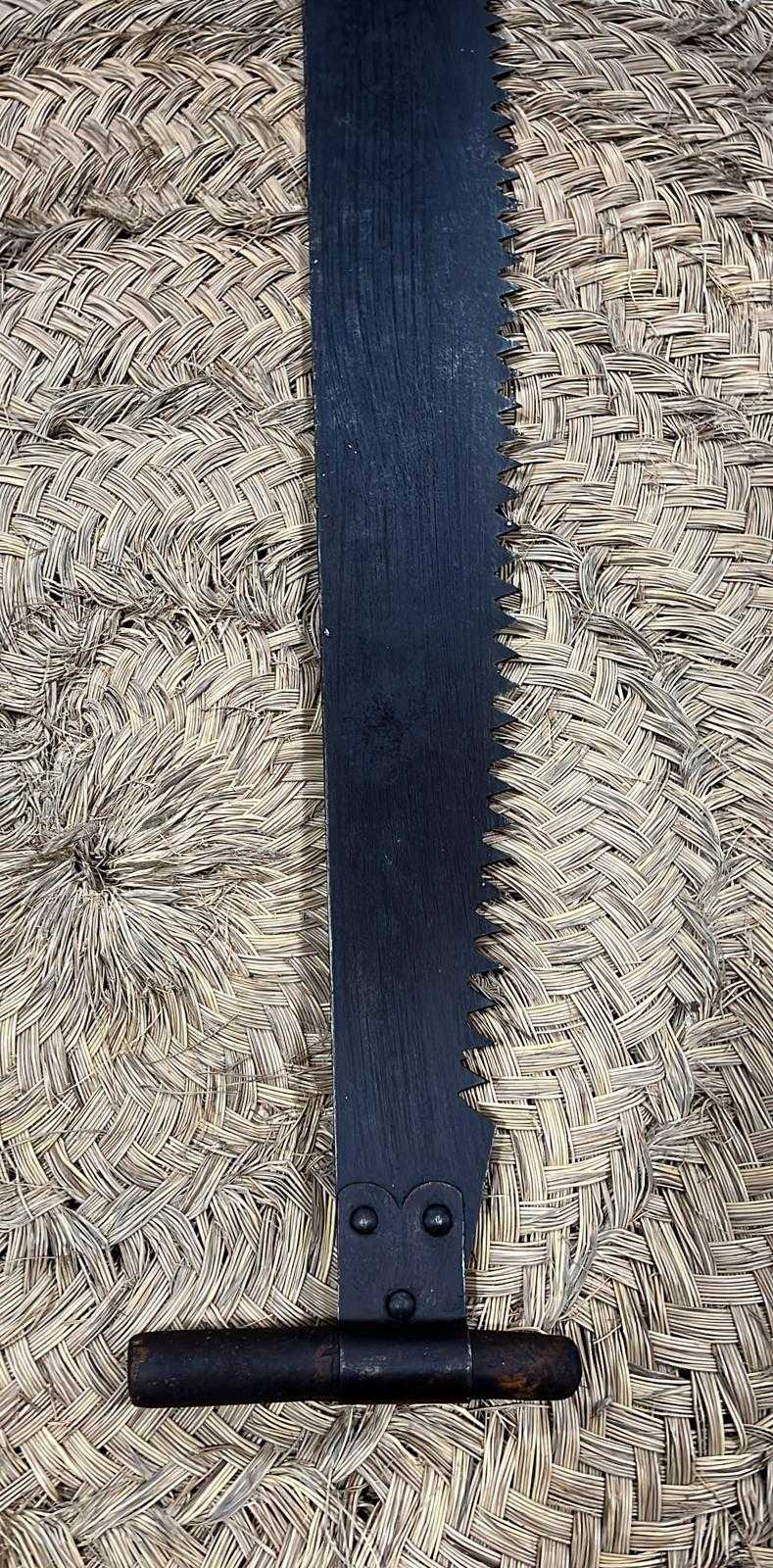 Esta pieza única, disponible en perfectas condiciones de uso, no solo es una herramienta funcional sino también un objeto de colección que añade un toque de historia a cualquier espacio.