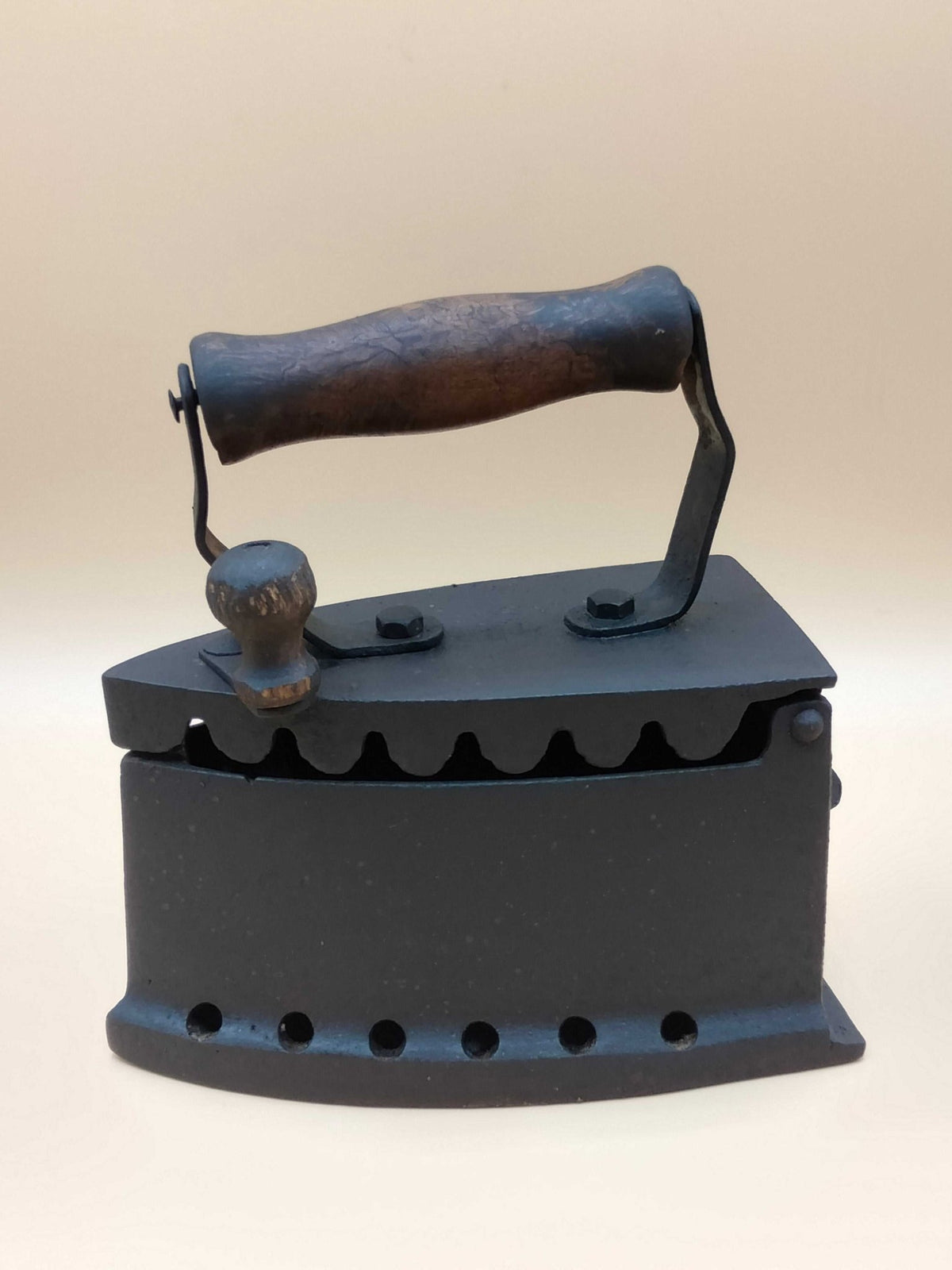 Vieja Plancha de Carbón Fundición - Cositas Antiguas – La Guadaña, Anticuarios Online en Jerez , vender antigüedades, muebles antiguos