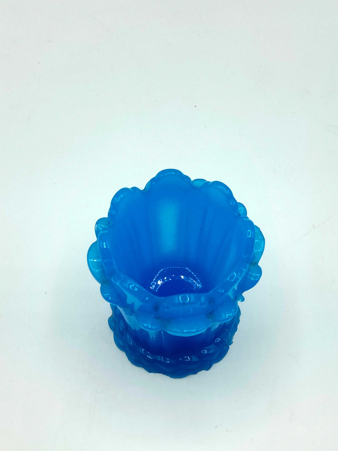 Palillero de Opalina Azul con diseño floral vintage, ideal para decoración de mesa o tocador. Elegancia y estilo único en decoración retro.