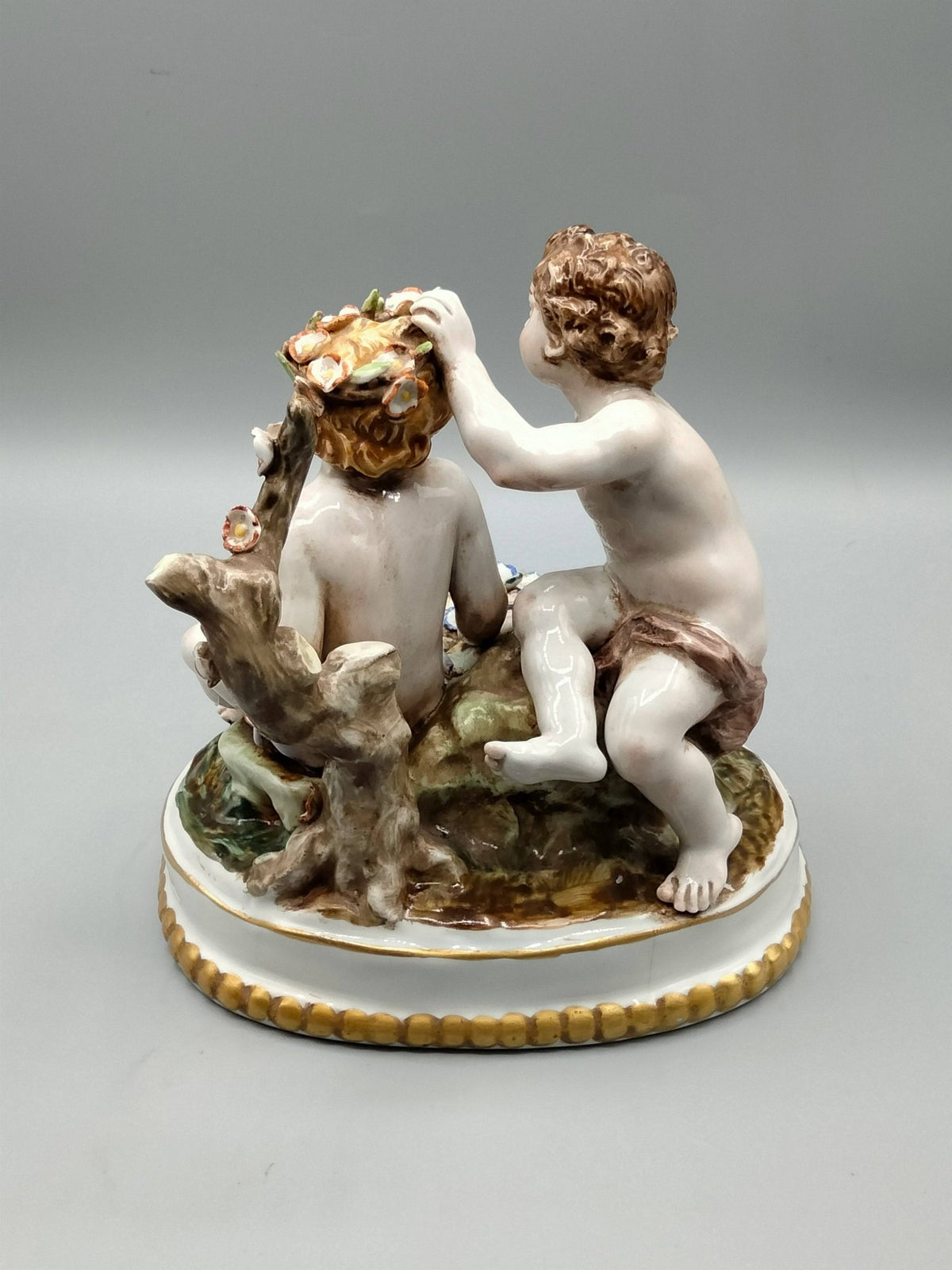 Figura de porcelana Hispania Manises | Niños jugando - Cositas Antiguas – La Guadaña, Anticuarios Online en Jerez , vender antigüedades, muebles antiguos