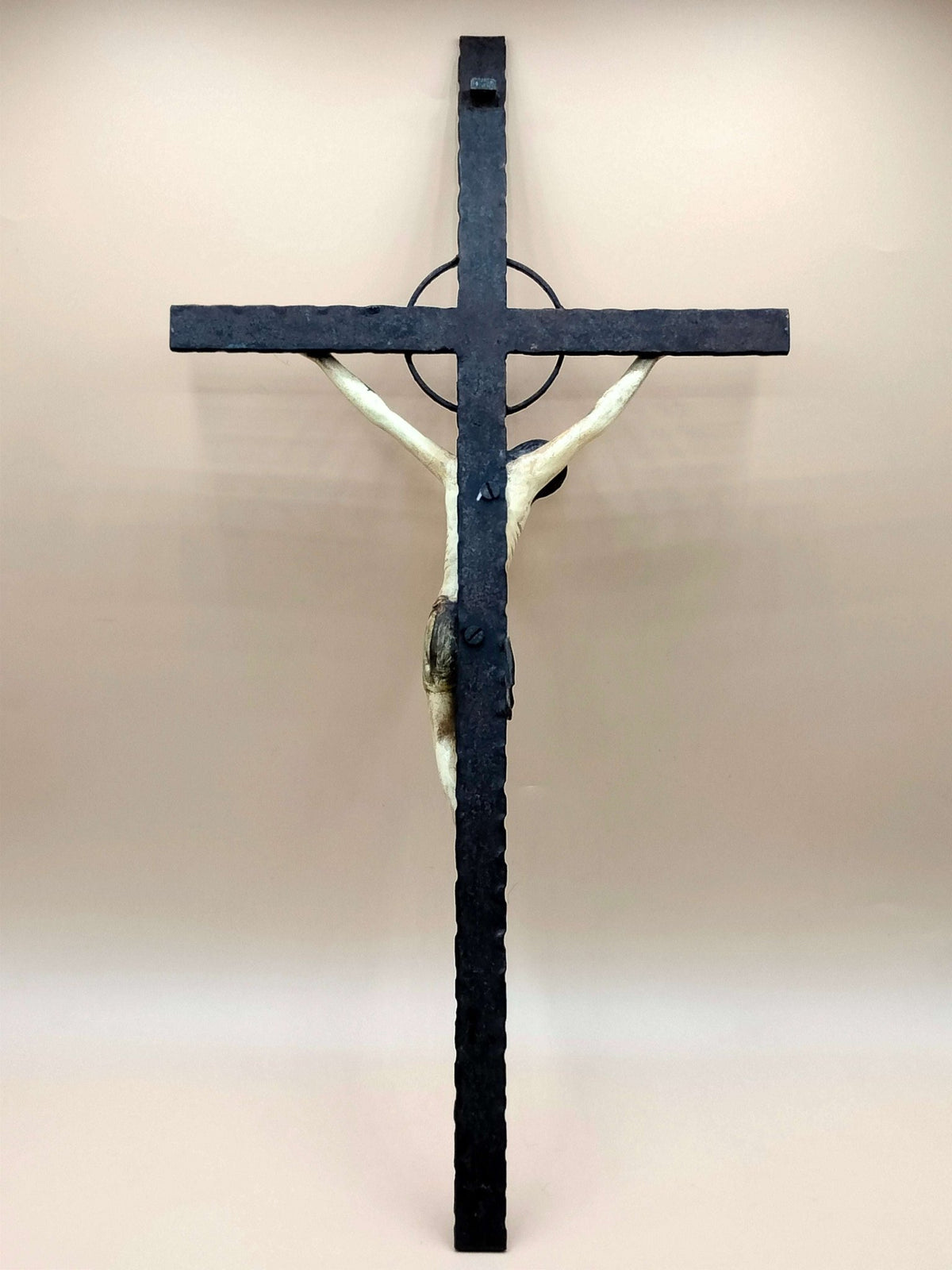 Crucifijo de madera policromada y hierro forjado - Cositas Antiguas – La Guadaña, Anticuarios Online en Jerez , vender antigüedades, muebles antiguos