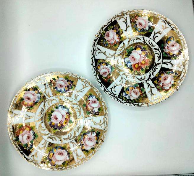 Platos de porcelana inglesa con decoración vintage de rosas pintadas a mano y detalles dorados. Ideal para decoración elegante en el hogar.