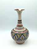 Jarra ceramica artesanal con diseño elegante pintado a mano en tonos tierra, azul y amarillo. Ideal para decoración de interiores en estilo rústico.