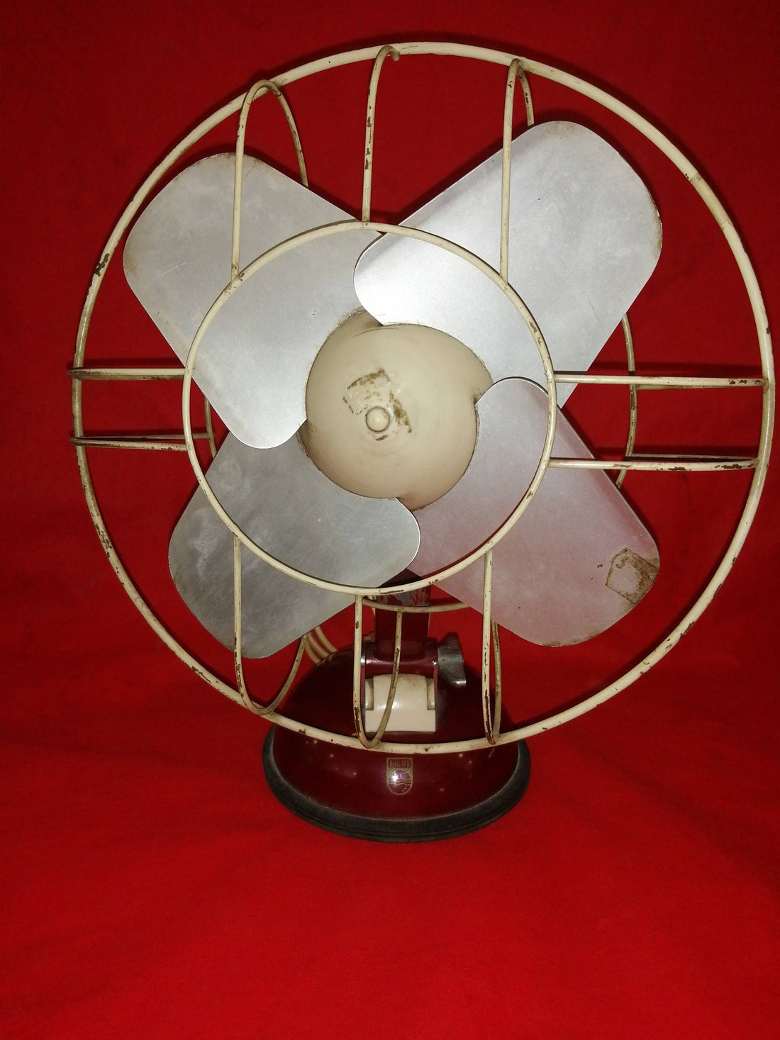 Ventilador Antiguo Philips 125V con diseño vintage en metal y base oscura, ideal para decoración retro en el hogar o jardín.