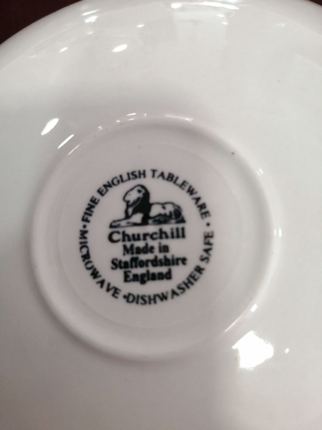 Lechera de porcelana inglesa – elegancia y calidad única con diseño clásico en blanco, ideal para decoración vintage en el hogar.