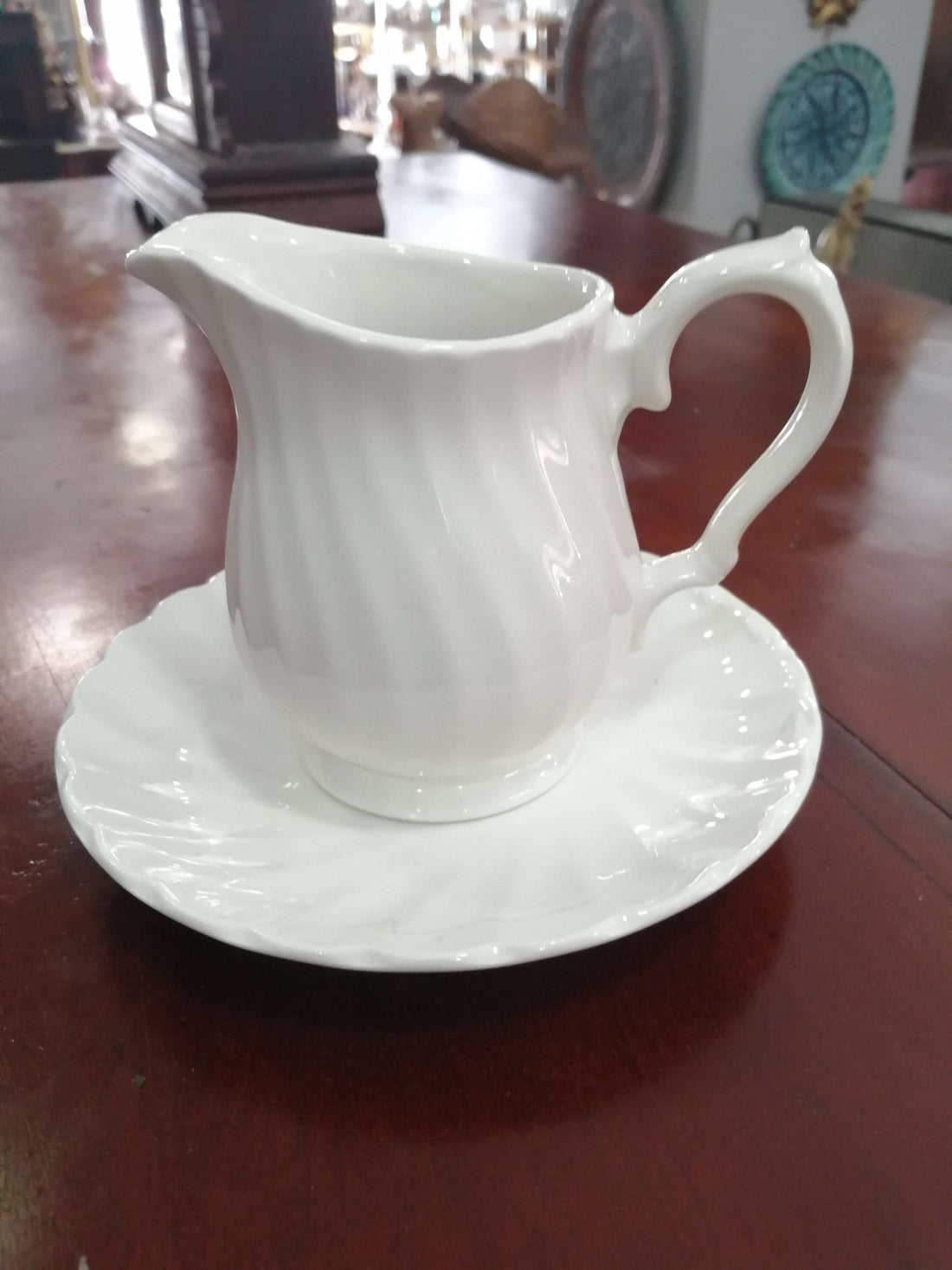 Lechera de porcelana inglesa – elegancia y calidad única con diseño clásico en blanco, ideal para decoración vintage en el hogar.