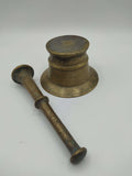Mortero antiguo de bronce con maja, ideal para decoración vintage en Jerez de la Frontera, Cádiz. Pieza única para coleccionistas exigentes.