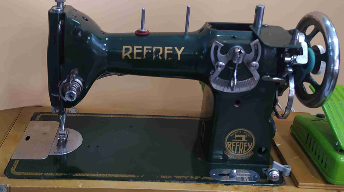 Refrey CL 317 Máquina Coser 1953 profesional sobre mesa de madera, ideal para decoración vintage en hogar o taller de costura retro.