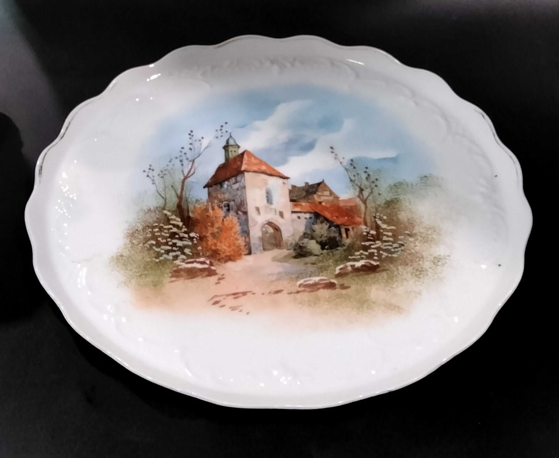 Juego de Café Tú y Yo de Porcelana Limoges, 1915-1934 completo con bandeja, tazas, tetera, azucarera y jarra, decorado a mano con paisajes rurales.