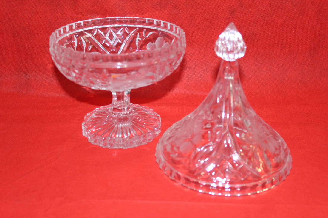 Bombonera de cristal tallado con tapa en forma de lágrima, elegancia clásica, ideal para decoración de interiores sofisticados.