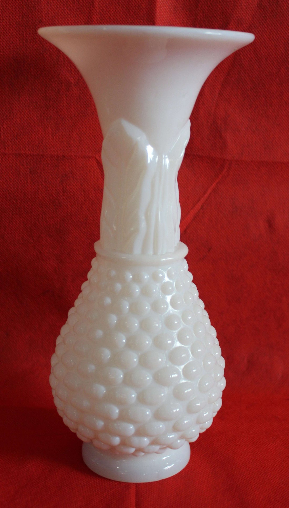 Jarrón de opalina blanco, delicado y elegante, con textura de piña y acabado brillante. Ideal para decoración refinada en interiores.