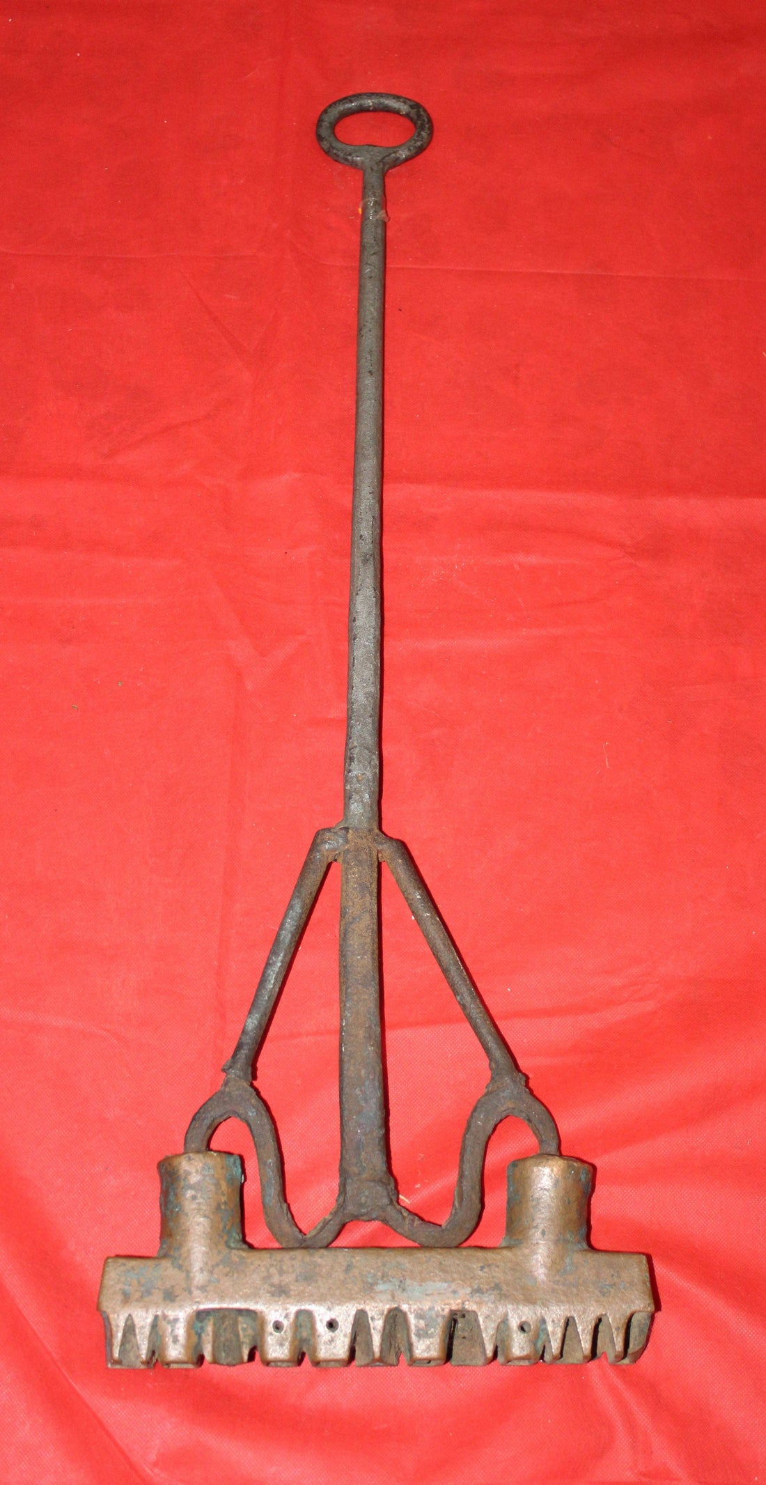 Hierro de marca J.Holgado y Cia para botas de vino, pieza antigua de forja artesanal en hierro oxidado. Ideal para decoración rústica o coleccionismo.