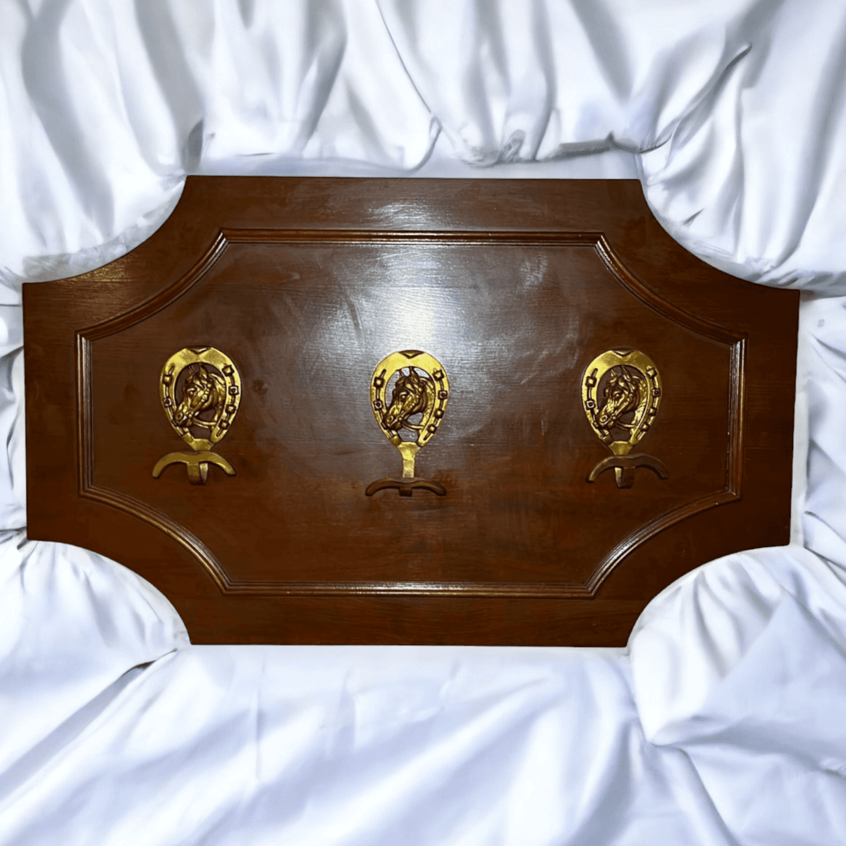 Perchero antiguo de caoba con detalles ecuestres únicos - Cositas Antiguas – La Guadaña, Anticuarios Online en Jerez , vender antigüedades, muebles antiguos