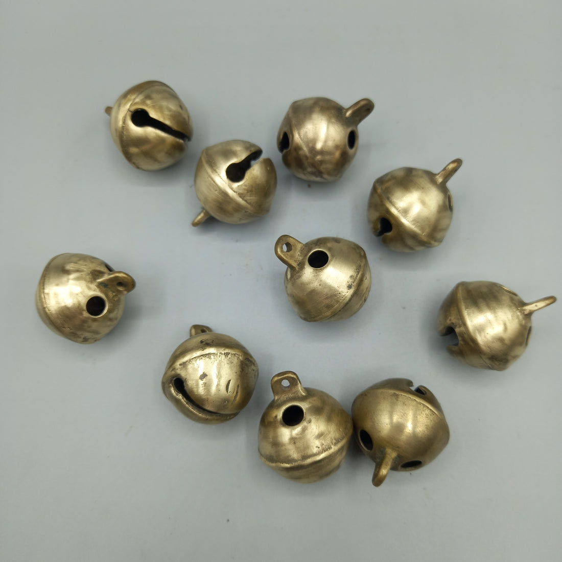 Lote de 10 antiguos cascabeles de metal de 4 cm para decoración vintage, ideales para proyectos creativos en estilo rústico o navideño.