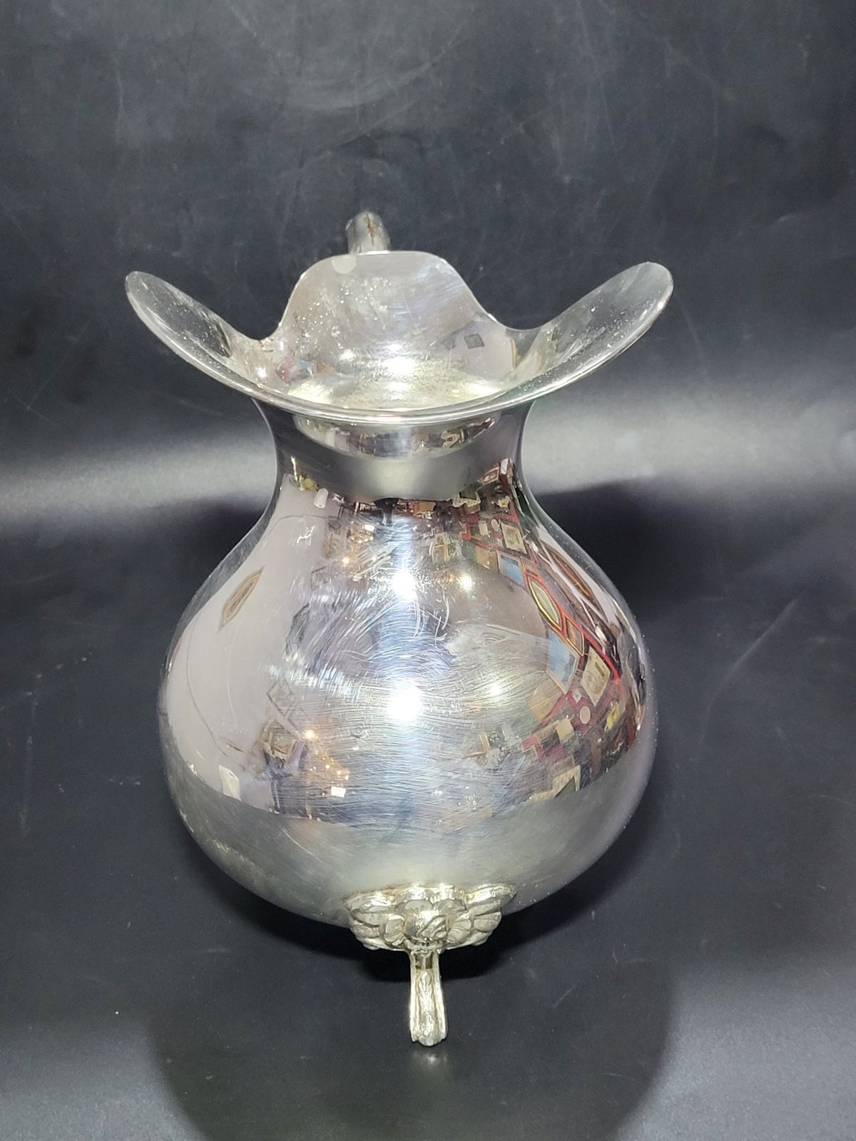 Jarra de metal plateado con patas ornamentales - Cositas Antiguas – La Guadaña, Anticuarios Online en Jerez , vender antigüedades, muebles antiguos